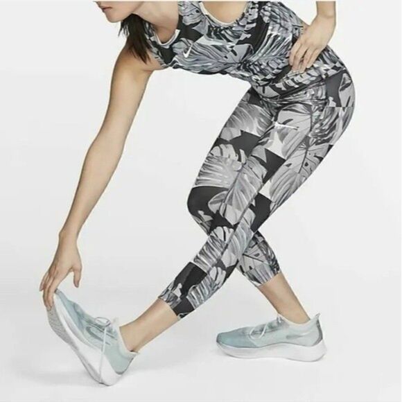 NIKE Fast Women's Palms Print Black  Crop Running TightsSize Large - Picture 2 of 15